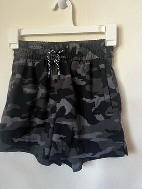 Athleta Girl Camo Athletic Shorts M 8-10 Black Gray Running Active Shorts
